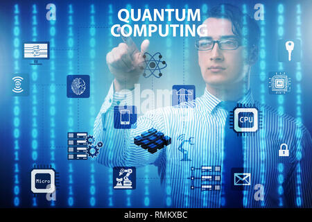 Geschäftsmann mit virtuellen Button in Quantum Computing Konzept Stockfoto