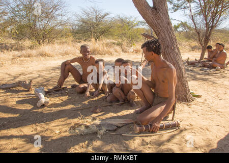 Buschmann, Kalahari Wüste, Namibia. Die Buschmänner sind Ureinwohner des südlichen Afrikas, die mehrere Bereiche von Südafrika, Zimbabwe, Lesotho, Mosambik Stockfoto