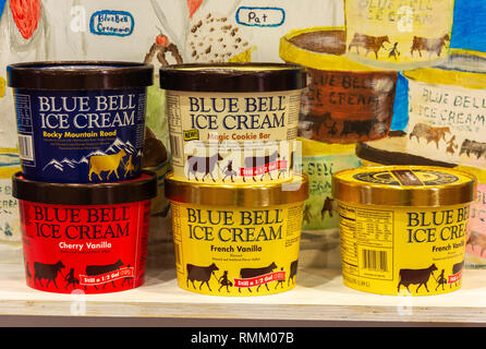 Brenham, Texas, Vereinigte Staaten von Amerika - 27. Dezember 2016. Dosen von Blue Bell Eis. Stockfoto