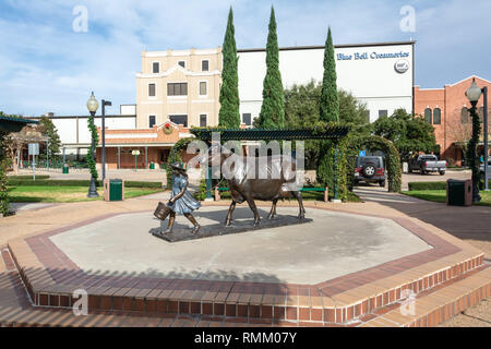 Brenham, Texas, Vereinigte Staaten von Amerika - 27. Dezember 2016. Außenansicht des Blue Bell Molkereien Fabrik in Brenham, TX, mit Denkmal depictin Stockfoto