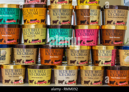 Brenham, Texas, Vereinigte Staaten von Amerika - 27. Dezember 2016. Dosen von Blue Bell Eis. Stockfoto