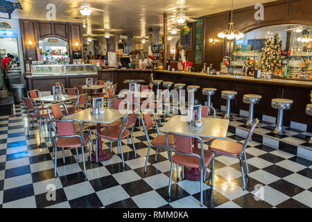 Brenham, Texas, Vereinigte Staaten von Amerika - 30. Dezember 2016. Innenansicht des Muß Himmel Restaurant in Brenham, TX, mit Menschen und Möbel. Stockfoto