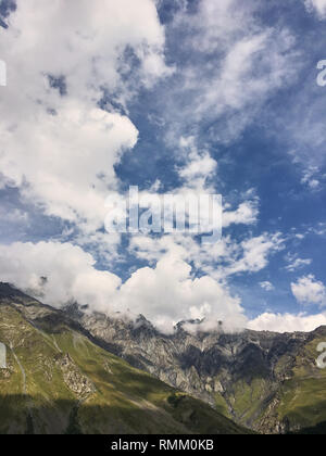 Landschaft einer Tal Berg Tal, die Berge mit schneebedeckten Gipfeln, Berggipfel, Georgien, Kaukasus Stockfoto
