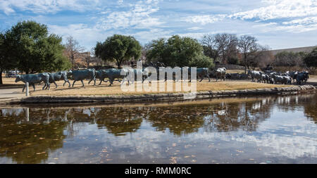 Dallas, Texas, Vereinigte Staaten von Amerika - 31. Dezember 2016. Bronzene Denkmal von 40 überlebensgroßen Longhorns im Pioneer Plaza in Dallas, TX. Nachfolger Stockfoto