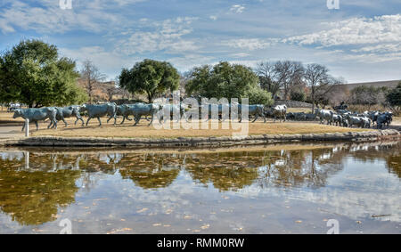 Dallas, Texas, Vereinigte Staaten von Amerika - 31. Dezember 2016. Bronzene Denkmal von 40 überlebensgroßen Longhorns im Pioneer Plaza in Dallas, TX. Nachfolger Stockfoto