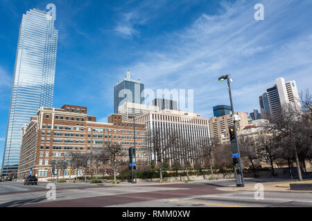 Dallas, Texas, Vereinigte Staaten von Amerika - 31. Dezember 2016. Blick auf die Straße in der Innenstadt von Dallas, TX, auf der Kreuzung von Lamar St und Junge St, mit Ba Stockfoto