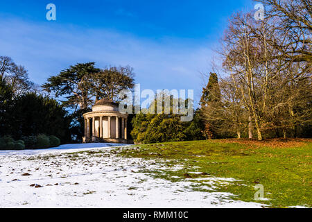 Tempel der Alten Tugend im Schnee bei Stowe, Buckinghamshire, Großbritannien Stockfoto