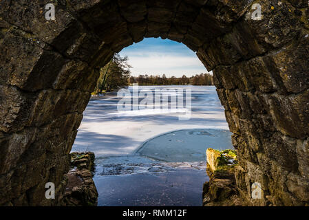 Elf Hektar großen See im Schnee bei Stowe, Buckinghamshire, Großbritannien Stockfoto