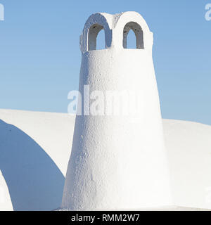 Typische Schornstein eines traditionellen Haus in Santorini in Griechenland Stockfoto