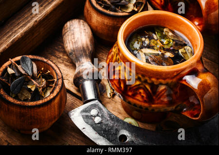 Cup der gesunden Kräutertee. Cowberry Blatttee Stockfoto