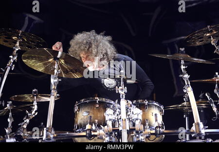 Schlagzeuger Tommy Aldridge ist dargestellt auf der Bühne während einer "live"-Konzert Auftritt mit Whitesnake. Stockfoto