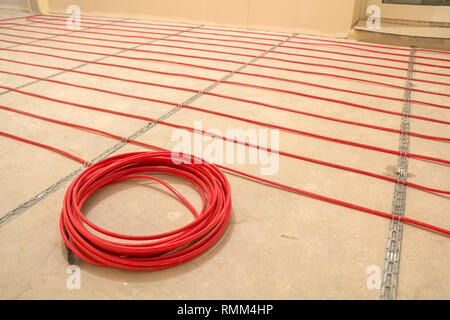 Heizung rot elektrische Kabel Rolle auf Zementboden Kopie Raum Hintergrund. Renovierung und Bau, komfortablen Home Konzept. Stockfoto