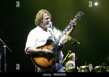 Sänger und Gitarristen, John Bell, der Southern Rock Band weit verbreitete Panik, dargestellt auf der Bühne während einer "live"-Konzert aussehen. Stockfoto