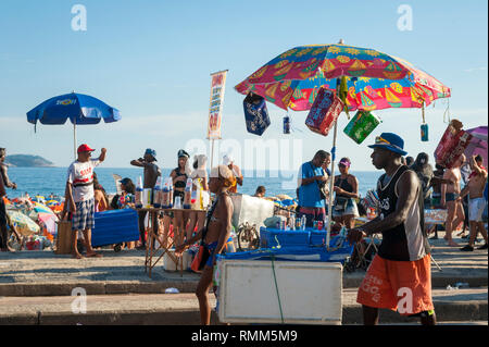 RIO DE JANEIRO - 28. FEBRUAR 2017: Unlicensed brasilianischen Hersteller servieren Getränke und Snacks zu Massen Feiern im Karneval Straßenfest in Ipanema. Stockfoto