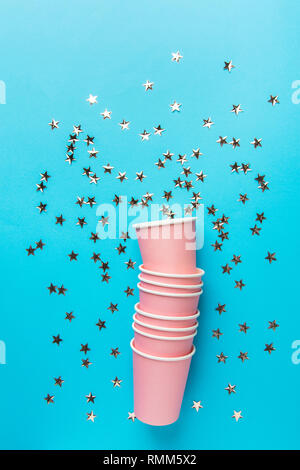 Stapel von Rosa trinken Pappbecher auf mint Blau glitzernden Stern Konfetti. Geburtstag feiern Feiertag kids fun Konzept. Poster b Stockfoto