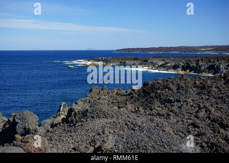 Wanderweg an der Küste des Nationalparks, Parque Nacional de Timanfaya Ruta del Litoral, Lanzarote, Kanarische Inseln, Spanien Stockfoto