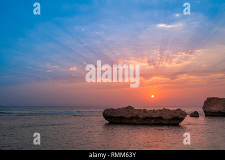 Meer Sonnenaufgang und Sonnenuntergang Stockfoto