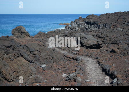 Wanderweg an der Küste des Nationalparks, Lavameer, Parque Nacional de Timanfaya Ruta del Litoral, Lanzarote, Kanarische Inseln, Spanien Stockfoto