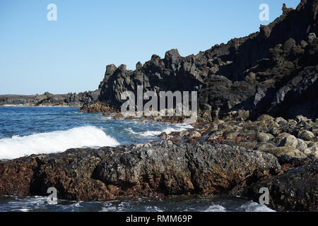 Wanderweg an der Küste des Nationalparks, Parque Nacional de Timanfaya Ruta del Litoral, Lanzarote, Kanarische Inseln, Spanien Stockfoto