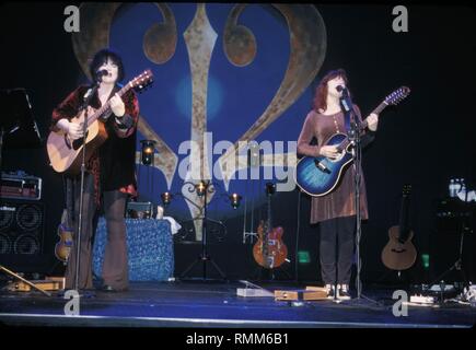 Die Wilson Schwester Ann (l) und Nancy (r) gezeigt werden, sind auf der Bühne während einer "live"-Konzert aussehen. Stockfoto