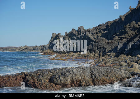 Wanderweg an der Küste des Nationalparks, Parque Nacional de Timanfaya Ruta del Litoral, Lanzarote, Kanarische Inseln, Spanien Stockfoto