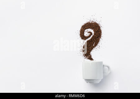 Weiße Keramik Tasse Kaffee mit Curly Dampf aus Gründen gemacht. Kreative essen Kunstwerke. Frühstück Energiekonzept. Design element Vorlage für soziale mich Stockfoto