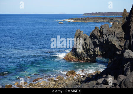 Wanderweg an der Küste des Nationalparks, Parque Nacional de Timanfaya Ruta del Litoral, Lanzarote, Kanarische Inseln, Spanien Stockfoto