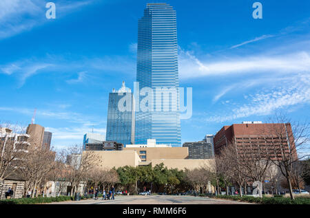 Dallas, Texas, Vereinigte Staaten von Amerika - 31. Dezember 2016. Blick auf die Straße in der Innenstadt von Dallas, TX, mit Bank of America Plaza skyscarper, kommerziellen und Stockfoto