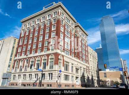Dallas, Texas, Vereinigte Staaten von Amerika - 31. Dezember 2016. Blick auf die Straße in der Innenstadt von Dallas, TX, auf der Kreuzung von Main Street und S Houston St, mit Stockfoto