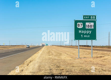 Happy, Texas, Vereinigte Staaten von Amerika - 1. Januar 2017. Highway 87 mit glücklichen Schild auf den Eingang zu glücklich, TX. Stockfoto