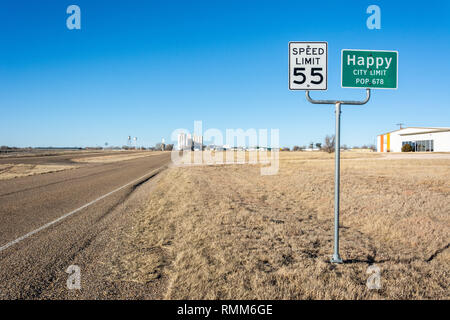Happy, Texas, Vereinigte Staaten von Amerika - 1. Januar 2017. Highway 87 mit Happy City limit Schild auf den Eingang zu glücklich, TX. Stockfoto