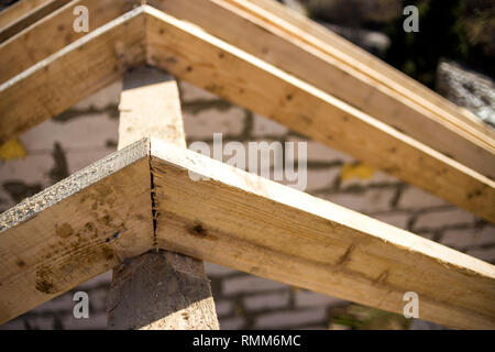 Close-up Detail der Dachrahmen aus grobem Holz Bauholz Balken auf dem Hintergrund von Misty Mountain Landschaft im ökologischen Bereich. Gebäude, Dach, constructi Stockfoto