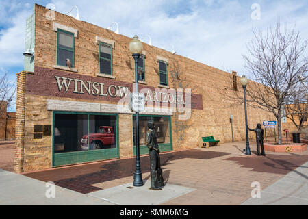 Winslow, Arizona, Vereinigte Staaten von Amerika - 4. Januar 2017. Standin" an der Ecke Park in Winslow, AZ, mit Statue, historischen Gebäude, Wandbilder, Rout Stockfoto