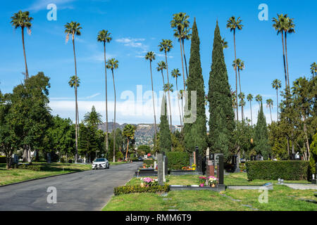 Los Angeles, Kalifornien, Vereinigte Staaten von Amerika - 8. Januar 2017. Blick auf Hollywood Forever Cemetery in Los Angeles, CA, mit Gräbern, Auto- und Hollyw Stockfoto