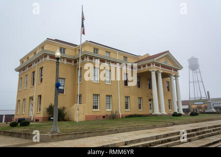 Linden, Texas, Vereinigte Staaten von Amerika - 14. Januar 2017. Rathaus Gebäude und Wasserturm in Linden, TX. Stockfoto