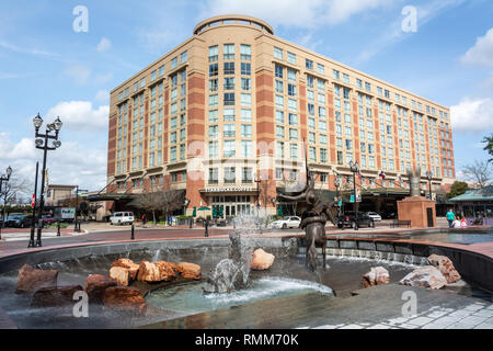 Sugar Land, Texas, Vereinigte Staaten von Amerika-Am 16. Januar 2017. Anzeigen von Sugar Land Marktplatz mit Brunnen, Skulpturen, Gebäude, Stadt, Verkehr und Stockfoto