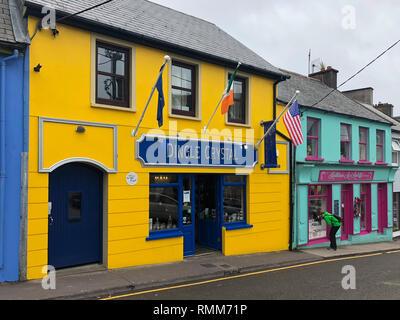 Dingle, Irland - Juli 15,2018: Typische Straße in Dingle. Dingle ist eine Stadt im County Kerry, Irland. Die einzige Stadt auf der Halbinsel Dingle Stockfoto