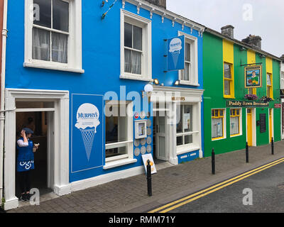 Dingle, Irland - Juli 15,2018: Typische Straße in Dingle. Dingle ist eine Stadt im County Kerry, Irland. Die einzige Stadt auf der Halbinsel Dingle Stockfoto