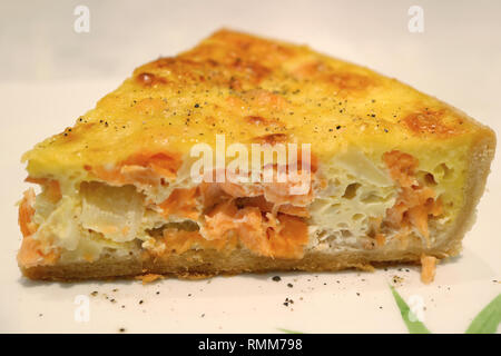 Vorderansicht des leckeren Lachs und Zwiebel Quiche serviert auf weiße Platte Stockfoto