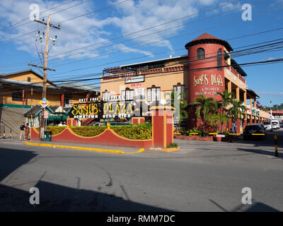 Ocho Rios Jamaika-1 Februar 2019: Touristische Einkaufsmöglichkeiten in kleinen Kreuzfahrt Karibik Ziel Stockfoto