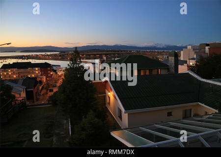 Die Stadt und den Hafen von Ushuaia in der Morgendämmerung, Blick vom Hügel der Wohngegend, Ushuaia, Argentinien Stockfoto