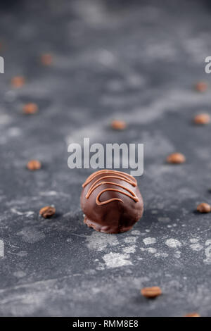 Hausgemachten Süßigkeiten. Hausgemachten Kuchen mit Kaffee füllen auf einem dunklen Hintergrund. Makro. Stockfoto