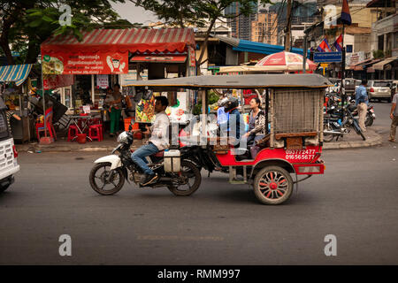 Kambodscha, Phnom Penh, Chamkar Mon Bezirk, russische Markt, Phsar, Tuol Tom Poung, Transport, Moto - Motorrad - remork zog Taxi Stockfoto