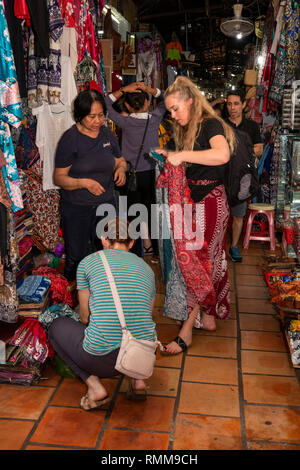 Kambodscha, Phnom Penh, Chamkar Mon Bezirk, Russischen Markt, Touristen einkaufen bei souvenir Abschaltdruck Stockfoto