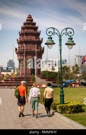 Kambodscha, Phnom Penh, Touristen, die Independence Monument, in Erinnerung an die Befreiung von der französischen Herrschaft im Jahr 1953 Stockfoto