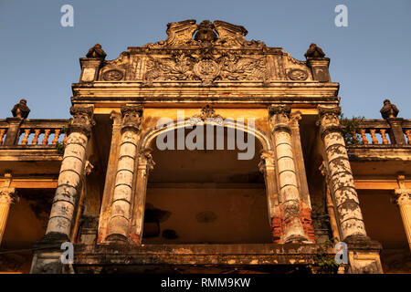 Kambodscha, Phnom Penh, Stadtzentrum, Straße 19, das Mansion Heritage Bar, im alten Gebäude aus der französischen Kolonialzeit, dekorative Gesims Stockfoto