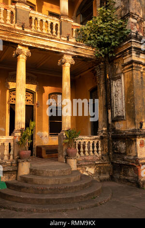 Kambodscha, Phnom Penh, Stadtzentrum, Straße 19, das Mansion Heritage Bar, im alten französischen Gebäude aus der Kolonialzeit, Schritte bis zum Eingang Stockfoto