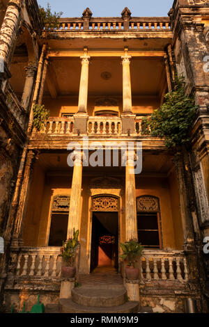 Kambodscha, Phnom Penh, Stadtzentrum, Straße 19, das Mansion Heritage Bar, im alten französischen kolonialen Gebäude, Eingang Stockfoto