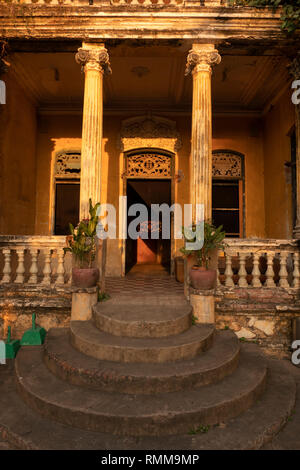 Kambodscha, Phnom Penh, Stadtzentrum, Straße 19, das Mansion Heritage Bar, im alten französischen Gebäude aus der Kolonialzeit, Schritte bis zum Eingang Stockfoto