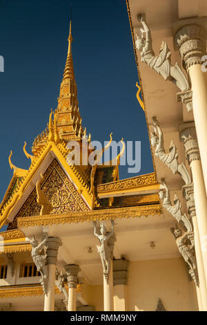 Kambodscha, Phnom Penh, City Centre, Royal Palace, Thronsaal, Detail der Unterstützung von kinnaree Engel Stockfoto